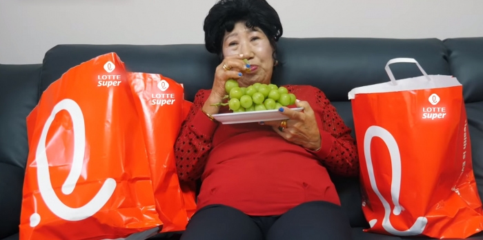 인기 크리에이터 박막례 할머니가 KT 기가지니를 통해 쇼파에 앉아서 쇼핑하고 있다. 유튜브 영상 화면 캡처