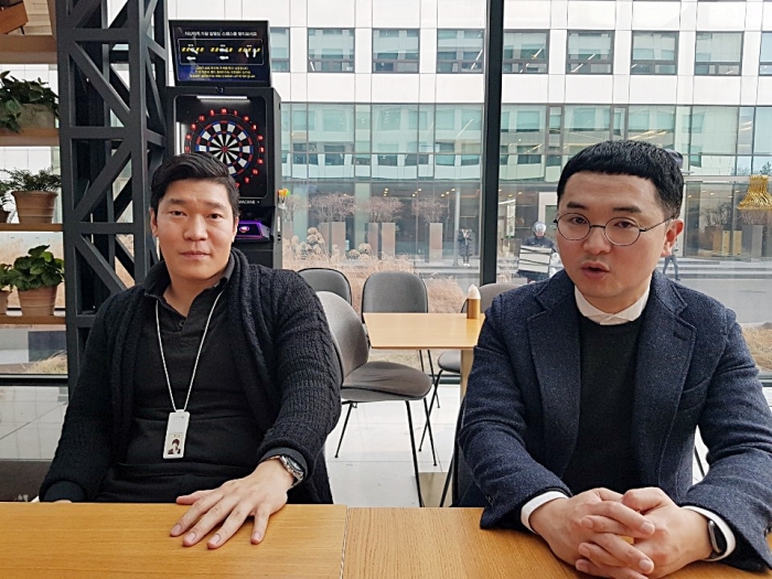 현대카드 브랜드기획팀 김상원·황인성 과장이 인터뷰를 하고 있다. 사진: 박형재 기자