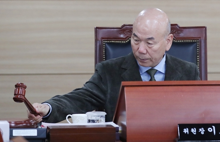 지상파 중간광고 도입이 다소 유보될 것으로 전망된다. 사진은 이효성 방송통신위원장. 뉴시스