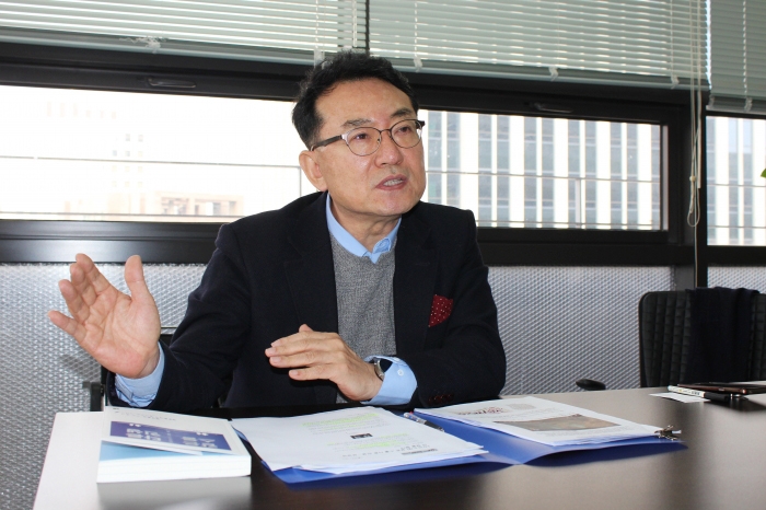 이동희 교수는... 성균관대에서 수학교육을 전공하고 1983년 삼성그룹 공채로 삼성전관에 입사했다. 컴퓨터사업부 시스템 엔지니어를 시작으로 기획 해외마케팅, 제조영업을 경험했다. 삼성SDS에서는 금융개발팀장, 영업지원실장, 아웃소싱영업, 해외사업부장, 마케팅홍보 팀장 등을 두루 역임했다. 서강대에서 MBA를 취득하고, 국민대에서 경영혁신전공으로 박사학위를 받았으며 펜타크리드 대표이사를 거쳐 현재는 국민대 경영학부에서 학생들을 가르치고 있다.