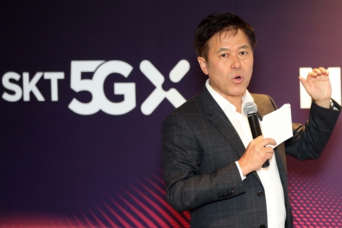 지난달 MWC19 기자간담회에서 자사 5G 비전을 설명하는 박정호 SK텔레콤 사장. 뉴시스