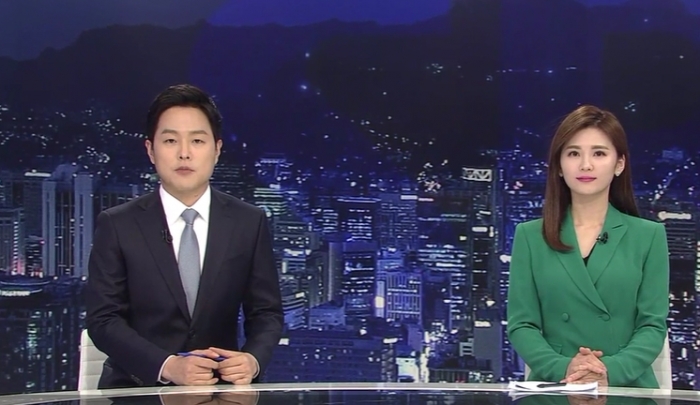 SBS가 24시간 유튜브 뉴스 라이브를 시작한다고 밝혔다. 사진은 SBS '8뉴스' 앵커들. 뉴스화면 캡쳐