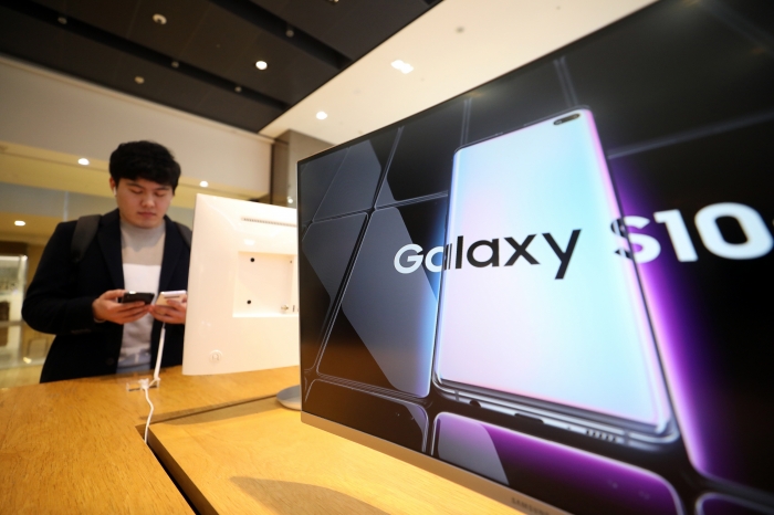 8일 서울 서초구 삼성전자 딜라이트 매장을 방문한 소비자가 갤럭시S10 제품을 둘러보고 있다.