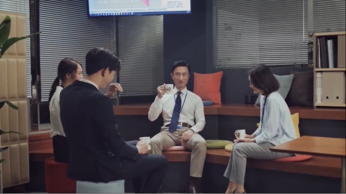 아재개그에 웃어 주는 직원들의 모습이 그려진 삼성생명의 광고.