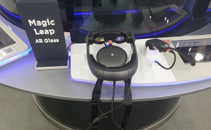 SK텔레콤 체험관에서는 AR글라스를 착용하고 증강현실 게임을 즐길 수 있었다.