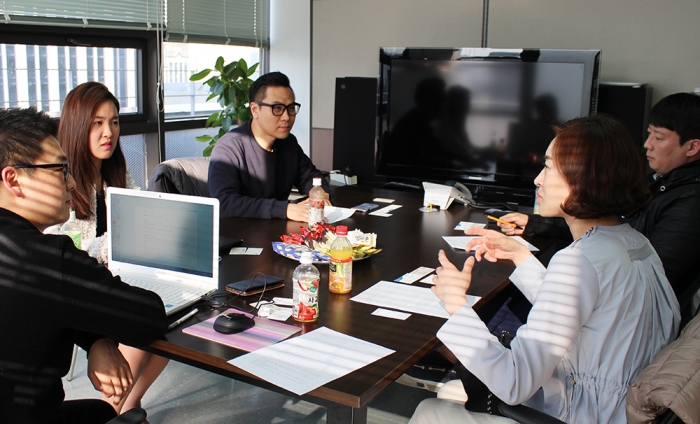 (왼쪽 앞부터 시계방향으로) 박선희 코카콜라 차장, 현석 CJ 부장, 한현정 SKT 매니저, 오원택 한화 과장. 사진: 서영길