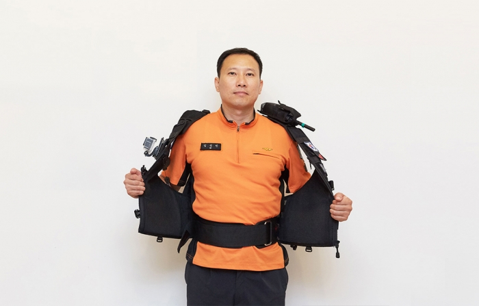 기업의 사회적 책임 실천이 사회 전체에 긍정적 영향(임팩트)을 끼치는 방향으로 나아가고 있다. 사진은 이베이코리아가 전북소방본부에 지원한 허리보호조끼를 소방관이 착용한 모습.