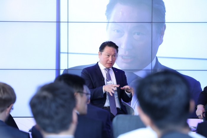 최태원 SK 회장이 올해 초 다보스포럼에서 기업의 사회적 가치 추구 경영에 대해 토론하고 있다. SK 제공