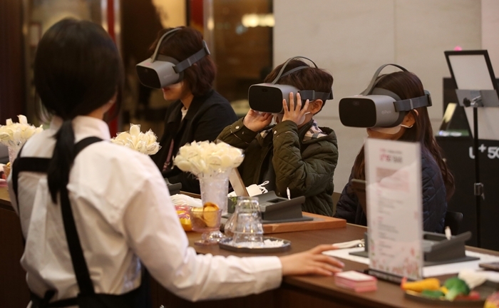 5G 상용화 두달이 지났지만 이동통신 3사는 체험마케팅을 지속적으로 이어나가고 있다. 사진은 LG유플러스의 5G 체험존을 찾은 고객들. 뉴시스