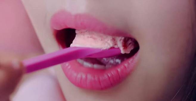 아동을 성적대상화했다고 지적받은 배스킨라빈스 광고의 한 장면. 현재는 삭제된 상태다.