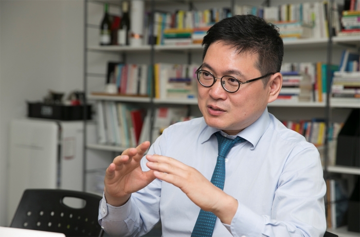 강함수 대표는...리서치 기반 전략 커뮤니케이션 전문가. 청와대 공보실과 메타커뮤니케이션즈 PR연구소 소장, 에델만코리아 이사 등을 거쳐 2009년 7월 에스코토스를 설립했다.