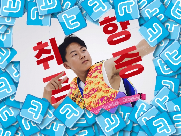 트위터에서 옥션은 덕심과 유머를 자극하는 콘텐츠에 집중한다.