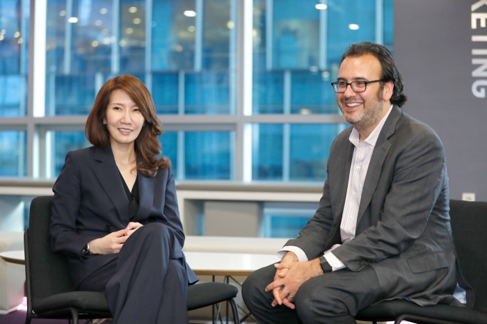 (왼쪽부터)박하영 에델만디지털 코리아 총괄 부사장, 아담 허쉬 에델만디지털글로벌 부사장. ‘제5회 에델만디지털코리아 쇼케이스’서 각각 디지털 마케팅과 인플루언서 마케팅 트렌드를 짚었다.  