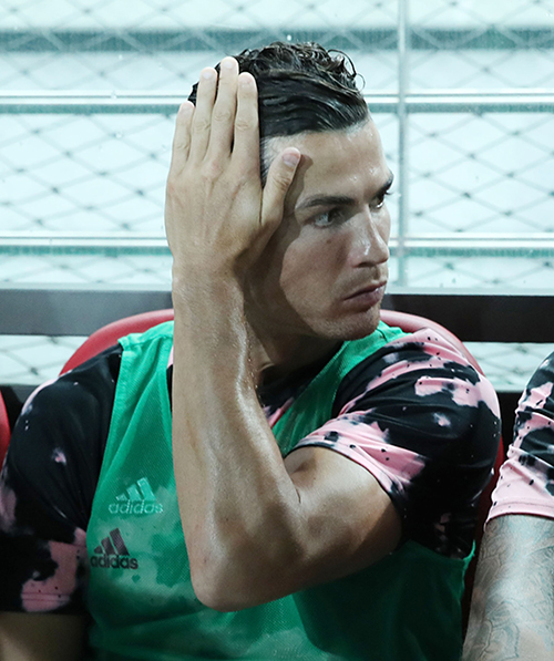 7월 26일 하나원큐 팀K리그 vs 유벤투스 초청경기에서 축구팬들의 기대를 한몸에 받았던 크리스티아누 호날두가 90분 내내 벤치만 지켰다. 경기 직후 '먹튀' '날강두'란 비난이 쏟아지고 있다. 뉴시스