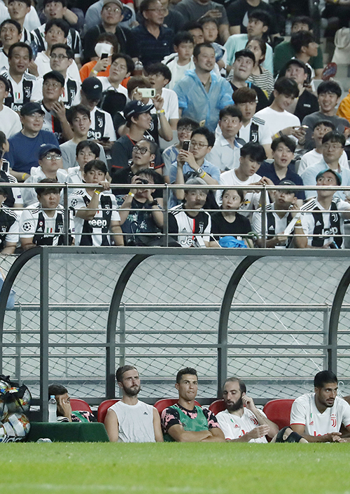 예상과 다른 호날두의 미출전에 화난 관중들이 후반 경기 종료를 앞두고 