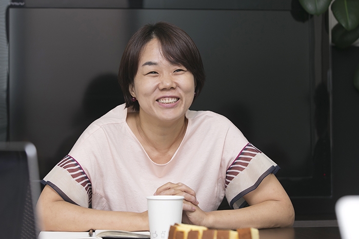 김수연 교수는... 대학 졸업 후 PR일에 뛰어들었다가 학계로 전향, 클리블랜드주립대학 커뮤니케이션 스쿨 조교수를 거쳐 2012년 서강대 합류. 실무를 경험한 만큼 교실 밖 현장의 PR 전략과 캠페인을 이론과 더불어 가르치려 노력함. 사진: 성혜련 기자