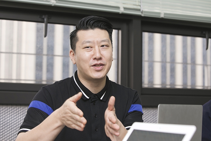 이하석 CMO는... 스웨덴에서 10여년 살면서 마케팅 컨설팅 회사에서 일하다 2017년 한국으로 들어와 서울 오피스 오픈. 올 4월에 유브갓픽쳐스와 합병하며 그로스해킹팀인 팬페이퍼앤플랏 공동창업자 겸 모회사 CMO로 일하는 중. 사진: 성혜련 기자