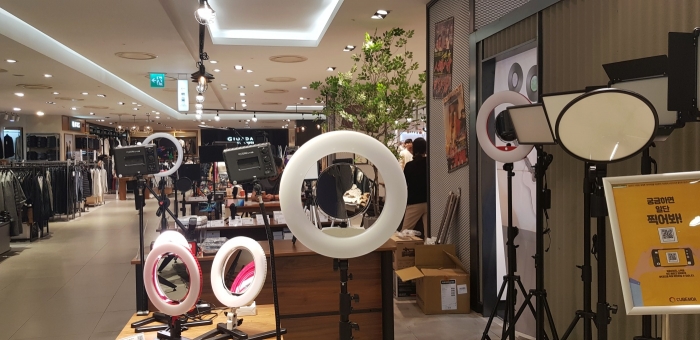 크리에이티브 스튜디오에서 판매 중인 방송 장비들.