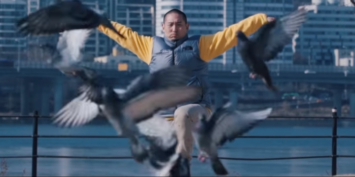 염따는 과소비를 자랑하는 애잔한 캐릭터로 밀레니얼의 힙아이콘으로 떠올랐다. 영상은 염따 뮤직비디오.