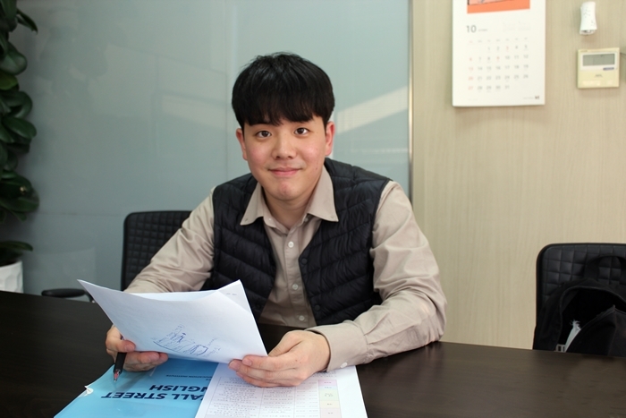 스물 아홉번째 알쓸페친 지효준씨. 인터뷰를 위해 더피알 사무실까지 방문했다. 사진 안해준 기자