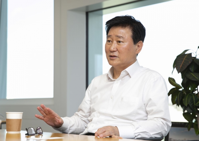 최선목 사장은... 연세대 행정학과를 졸업하고 1984년 한화케이칼 영업부에 입사했다. 한화케미칼 감사팀장, 한화그룹 구조조정본부 상무, 아산테크노밸리 사업본부장(전무) 등을 거쳐 2014년 부사장으로 한화도시개발 대표를 지냈다. 2015년부터 커뮤니케이션팀장을 맡았으며 2018년 7월 커뮤니케이션위원회 출범과 함께 위원장으로 한화그룹 소통을 이끌고 있다.