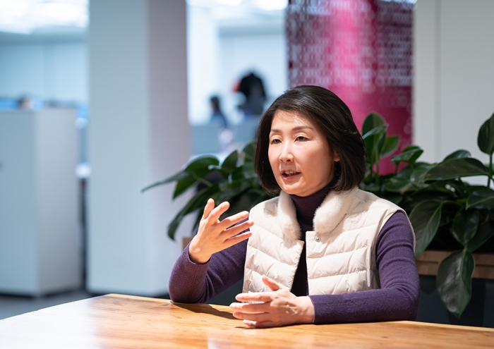 정현순 대표는... 연세대 신문방송학과를 졸업하고 서울 DMB&B와 맥켄에릭슨을 거쳐 웨스틴 조선호텔 홍보팀장, 리츠칼튼 호텔 홍보실장을 역임했다. 1999년 시너지힐앤놀튼 코리아 설립부터 지금까지 회사를 이끌고 있으며 아시아 총괄대표직을 겸임하고 있다.