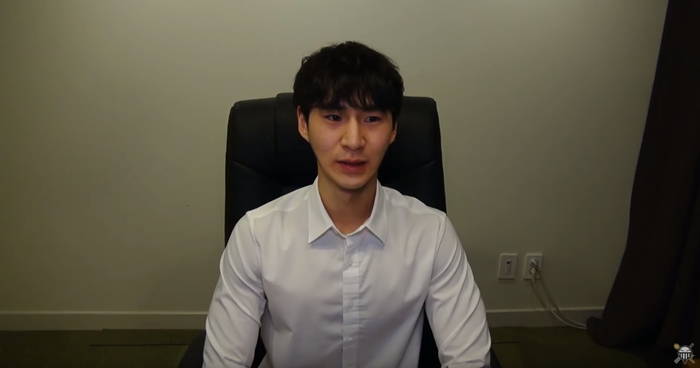 먹방 크리에이터 밴쯔가 유튜브 라이브 방송을 통해 사과 영상을 공개했다. 유튜브영상 캡처