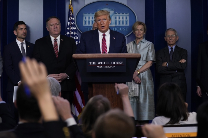 도널드 트럼프 미 대통령이 백악관에서 신종 코로나바이러스 감염증(코로나19) 대응에 대해 브리핑하고 있다. (뒷줄 왼쪽부터) 채드 울프 국토안보부장관 직무대행, 마이크 폼페이오 국무장관, 마이크 펜스 부통령, 데보라 버크스 백악관 코로나19 대응 TF 조정관, 앤서니 파우치 국립알레르기·감염병연구소 소장. AP/뉴시스