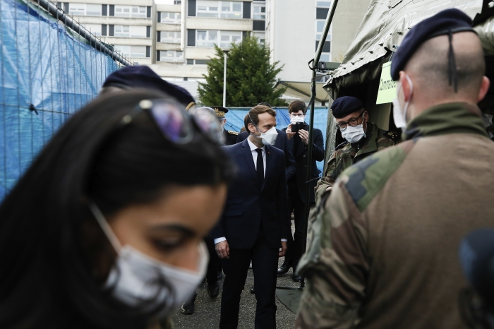 에마뉘엘 마크롱(가운데) 프랑스 대통령이 25일(현지시간) 마스크를 쓰고 프랑스 동부 뮐루즈의 군 야전병원을 방문해 둘러보고 있다. 마크롱 대통령은 신종 바이러스 감염증(코로나19) 퇴치를 돕기 위해 특별 군사작전을 개시했다. 프랑스는 25일 기준 코로나19 사망자가 1331명 누적 확진자는 2만2천304명으로 집계됐다