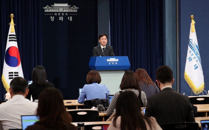 강민석 청와대 대변인이 지난 23일 청와대 대브리핑 룸에서 최근 논란이 되고 있는 디지털 성범죄 N번방 사건 관련 브리핑을 하고 있다.  뉴시스