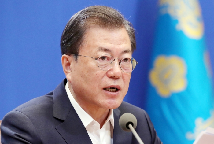 문재인 대통령이 30일 청와대 본관 집현실에서 열린 제3차 비상경제회의에 참석해 발언하고 있다. 뉴시스