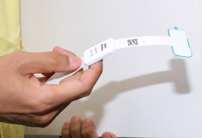 코로나19 자가격리 위반자가 착용하게 된 ‘안심밴드’. 뉴시스