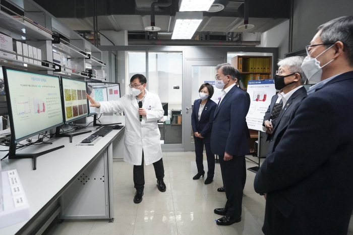 문재인 대통령이 경기 성남시 한국파스퇴르연구소 연구 시설에서 김승택 연구팀장에게 코로나19 대응 약물 재창출 과정 및 데이터 분석에 대한 설명을 듣는 모습. (자료사진) 뉴시스