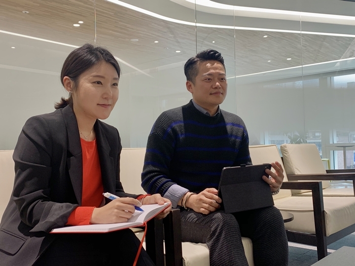한화커뮤니케이션위원회의 허태호 차장(왼쪽)과 김승희 과장. 사진 김진환 대학생 기자