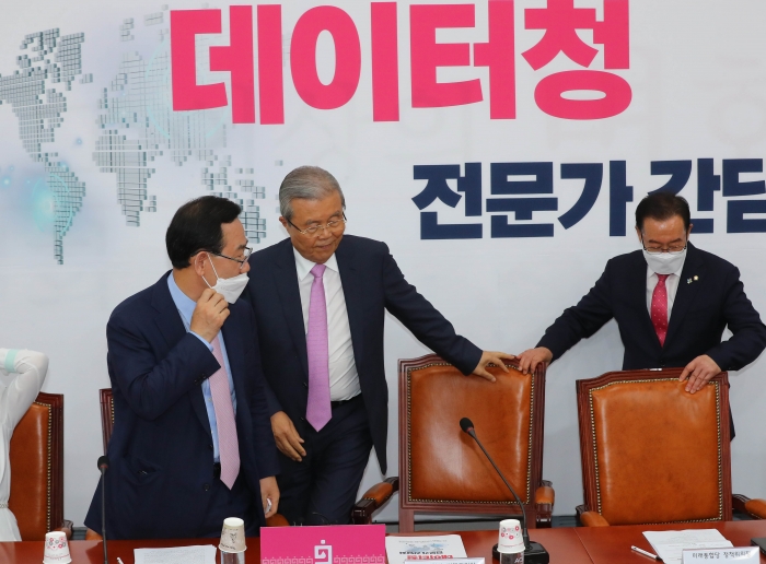 미래통합당 김종인 비상대책위원장과 주호영 원내대표가 6월 11일 서울 여의도 국회에서 열린 미래통합당 4차 산업 선도를 위한 데이터청 전문가 간담회에 참석하고 있다. 뉴시스