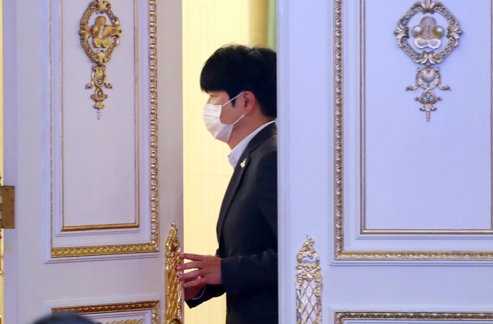 탁현민 청와대 의전비서관 측근이 설립한 신생 업체가 정부 행사 용역의 특혜를 받았다는 의혹이 제기됐다. 사진은 탁 비서관이 14일 청와대 영빈관에서 열린 한국판 뉴딜 국민보고대회에 참석해 행사 준비사항을 살핀 뒤 자리를 뜨는 모습. 뉴시스