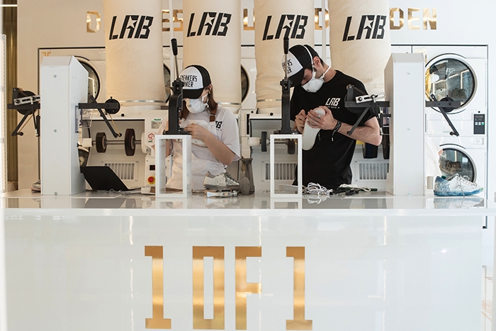 랩 형식으로 플래그십 스토어를 꾸민 골든구스