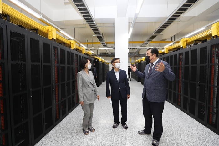 정병선 과학기술정보통신부 제1차관(가운데)이 7월 27일 대전광역시 유성구 한국생명공학연구원 국가생명연구자원정보센터에서 서버실에서 설명을 듣고 있다. 뉴시스.