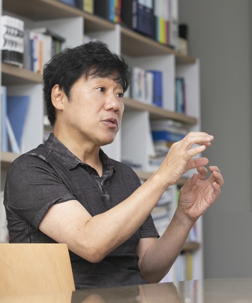 임춘성은 연세대 산업공학과 교수는.. 서울대학교 산업공학과를 졸업하고 미국 캘리포니아 버클리대학교에서 산업공학 박사학위를 취득했다. 미국 뉴저지 럿거스대 교수를 거쳐 현재 연세대에서 학생들을 가르치고 있다. 사진: 더프레임 성혜련 실장