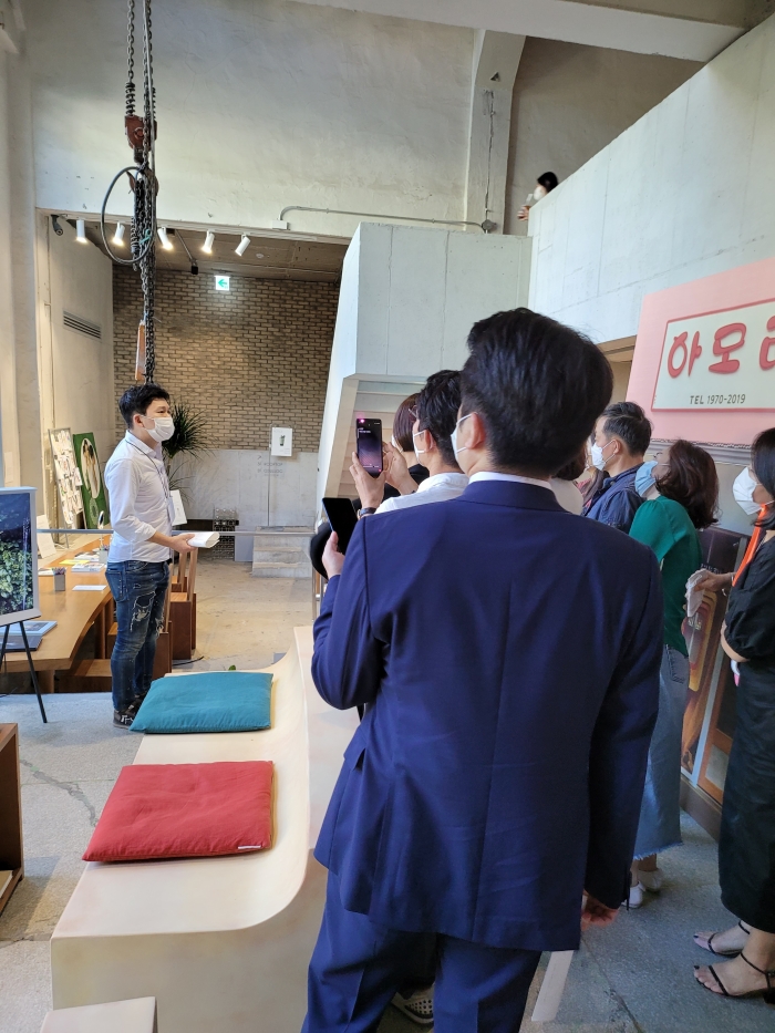 참가자들이 아모레 성수에 모여 설명을 듣고 있다