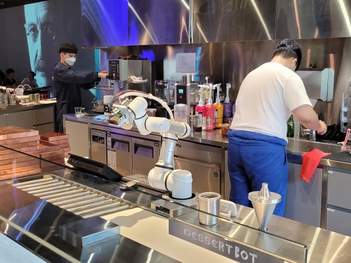 로봇이 커피를 만들고 있던 카페 '봇봇봇'