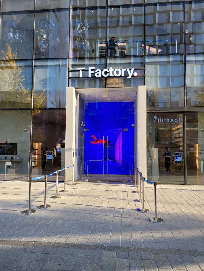 공간의 입구. 강렬한 미디어도어(?)가 반긴다.