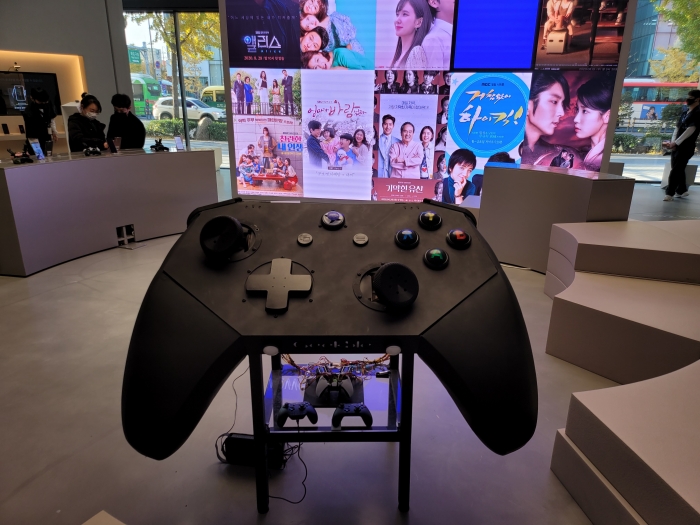 1층의 주인공은 게임. 게임할 수 있는 다양한 기기들이 놓여있다.