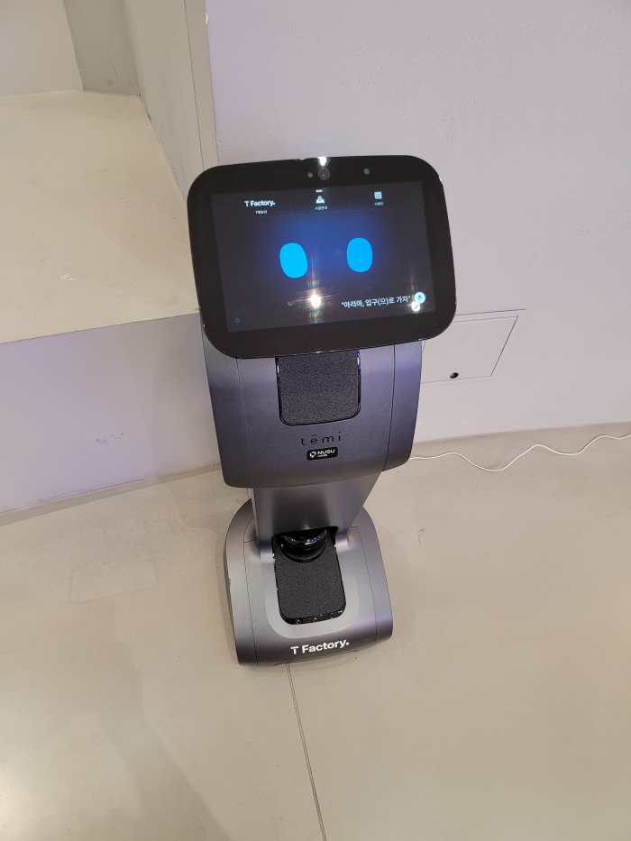 AI로봇 아리아. 길 안내도 해준다.