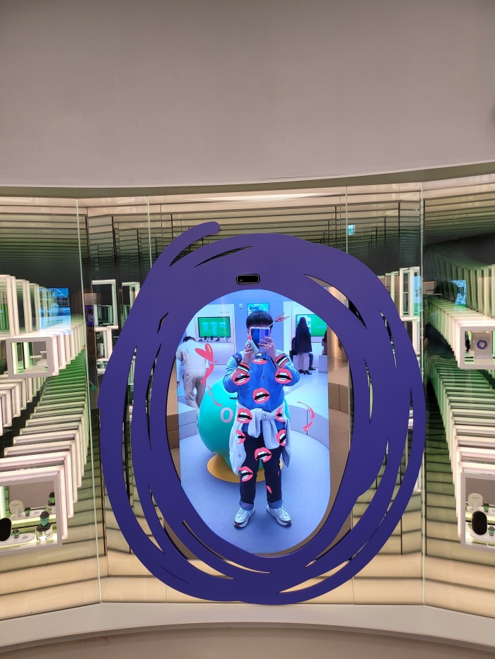 죠르디와 기념 사진을 찍었다.