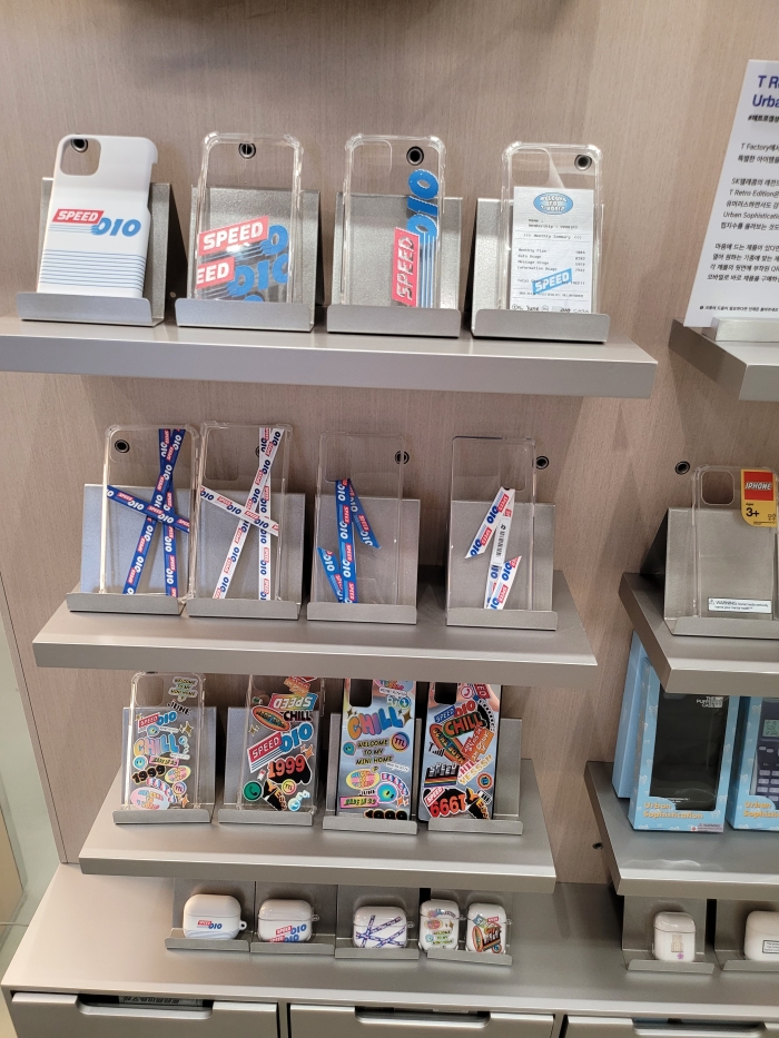 해당 공간에서만 구매할 수 있는 레트로 디자인의 케이스.