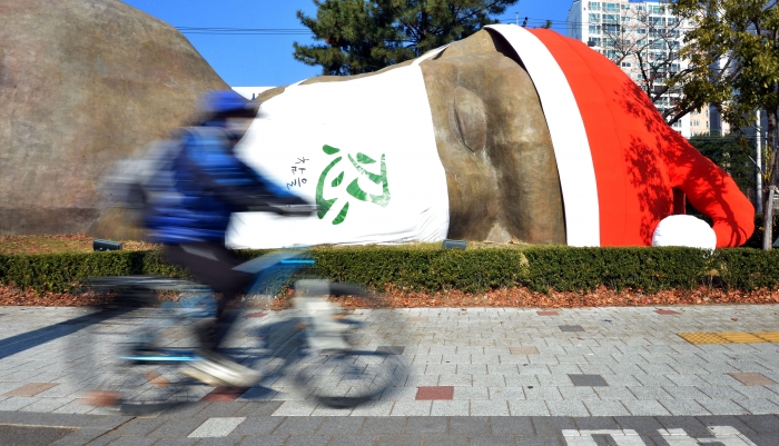 대구시는 ‘마스크 쓰Go, 성탄 조용히 보내Go, 내년을 기대하Go’ 캠페인을 진행하고 있다. 뉴시스.