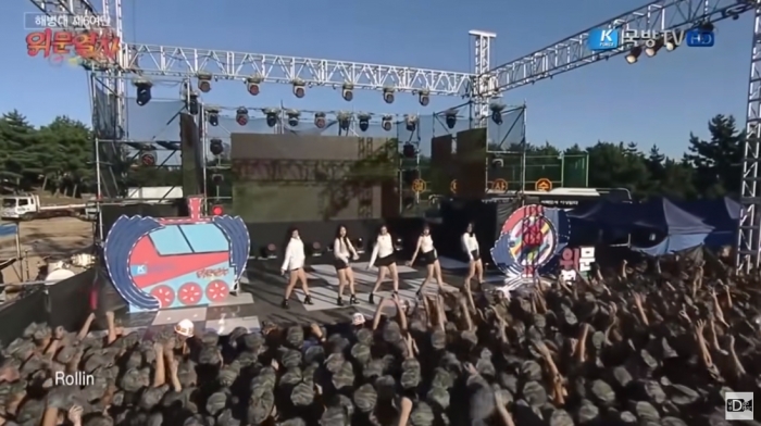 유튜브 알고리즘을 타고 발매 4년 만에 역주행하며 음원차트 1위를 석권한 브레이브걸스의 '롤린' 무대 모습. 유튜브 영상 화면 캡처