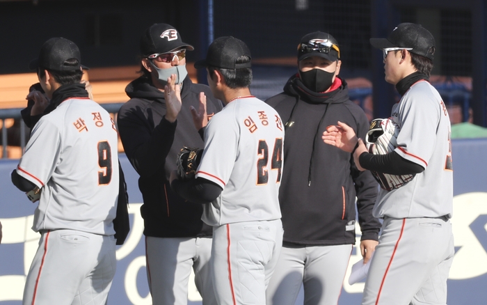 22일 두산베어스와의 프로야구 시범경기를 마친 한화이글스 선수단. 뉴시스