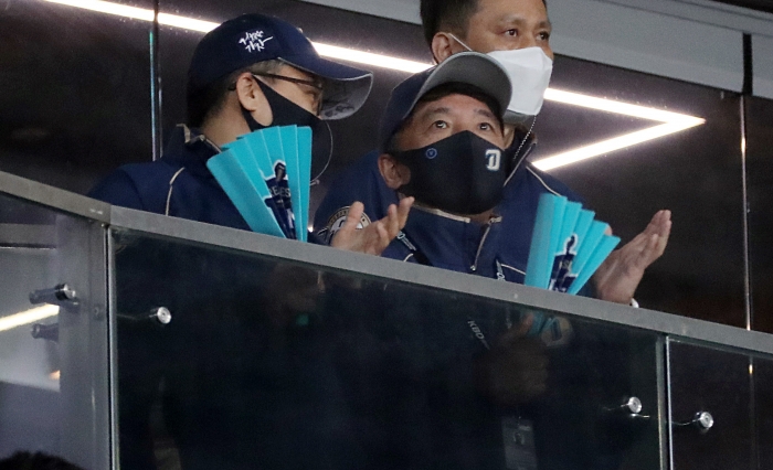 지난해 KBO 한국시리즈에서 김택진 NC다이노스 구단주가 경기장을 찾아 직접 관람하는 모습. 뉴시스